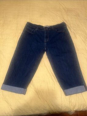 Levi’s women’s size 14 dark blue capris